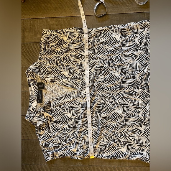 Tahari 100% linen palm leaf tropical style drop shoulder v-neck shirt - Picture 5 of 6